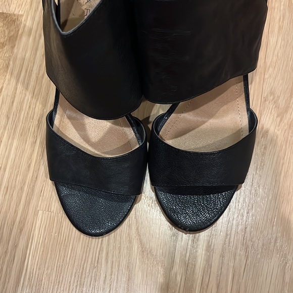 Tahari Sandals - Picture 3 of 6